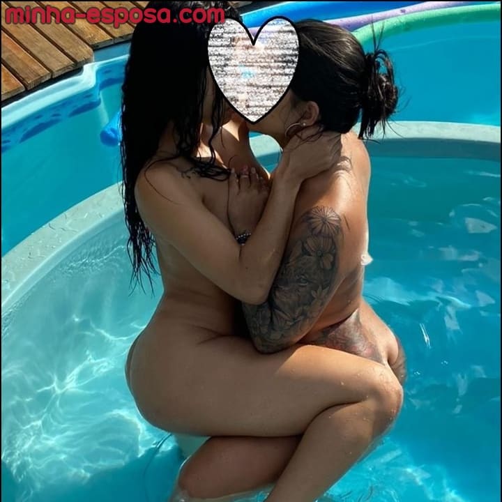 Corcinho da minha esposa mostrando a bunda tatuada