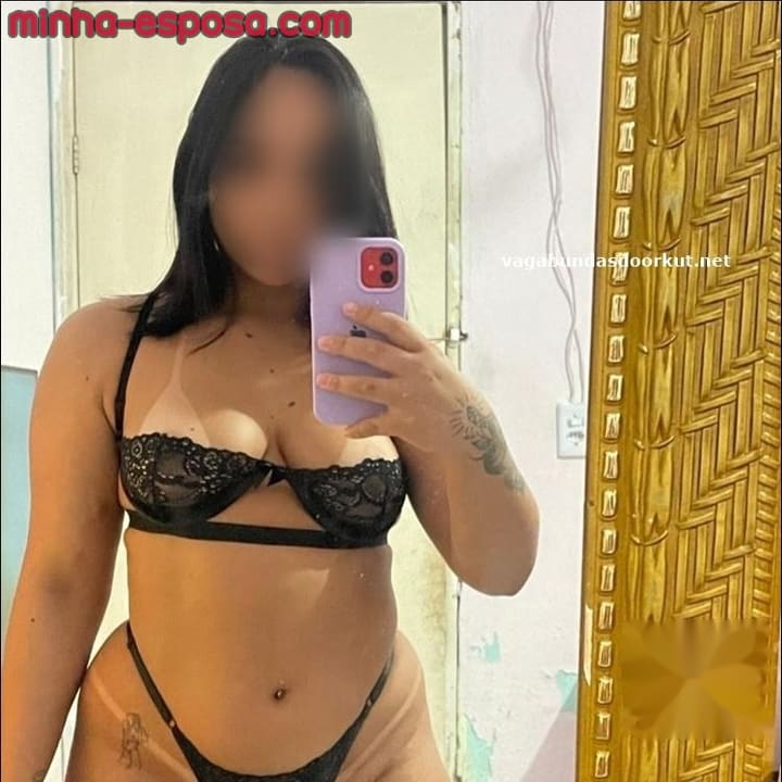 Minha esposa pelada mostrando a rola grande