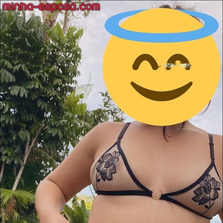 Branquinha mostrando a bucetinha enquanto usa o biquini